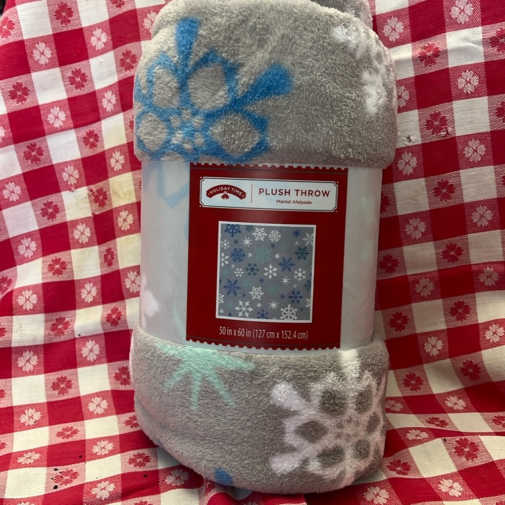 NWT Holiday Time Snowflake Plush Throw